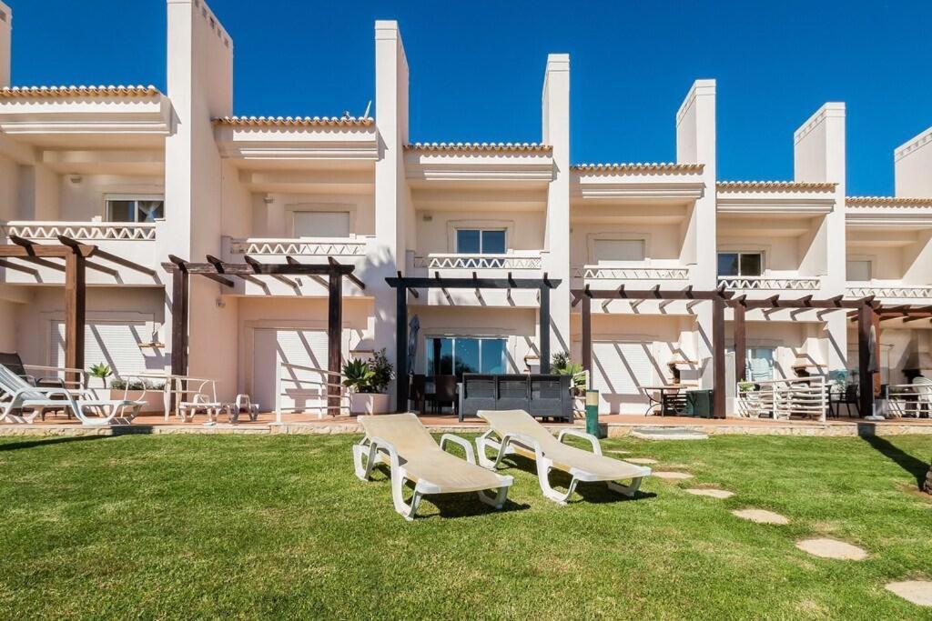 Fantastic Townhouse With Pool And Sea Views Albufeira